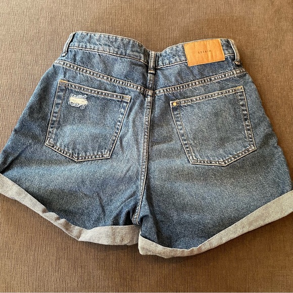 H&M Ultra High-Waist Distressed Denim Mom Shorts - Size 8 - Picture 7 of 7